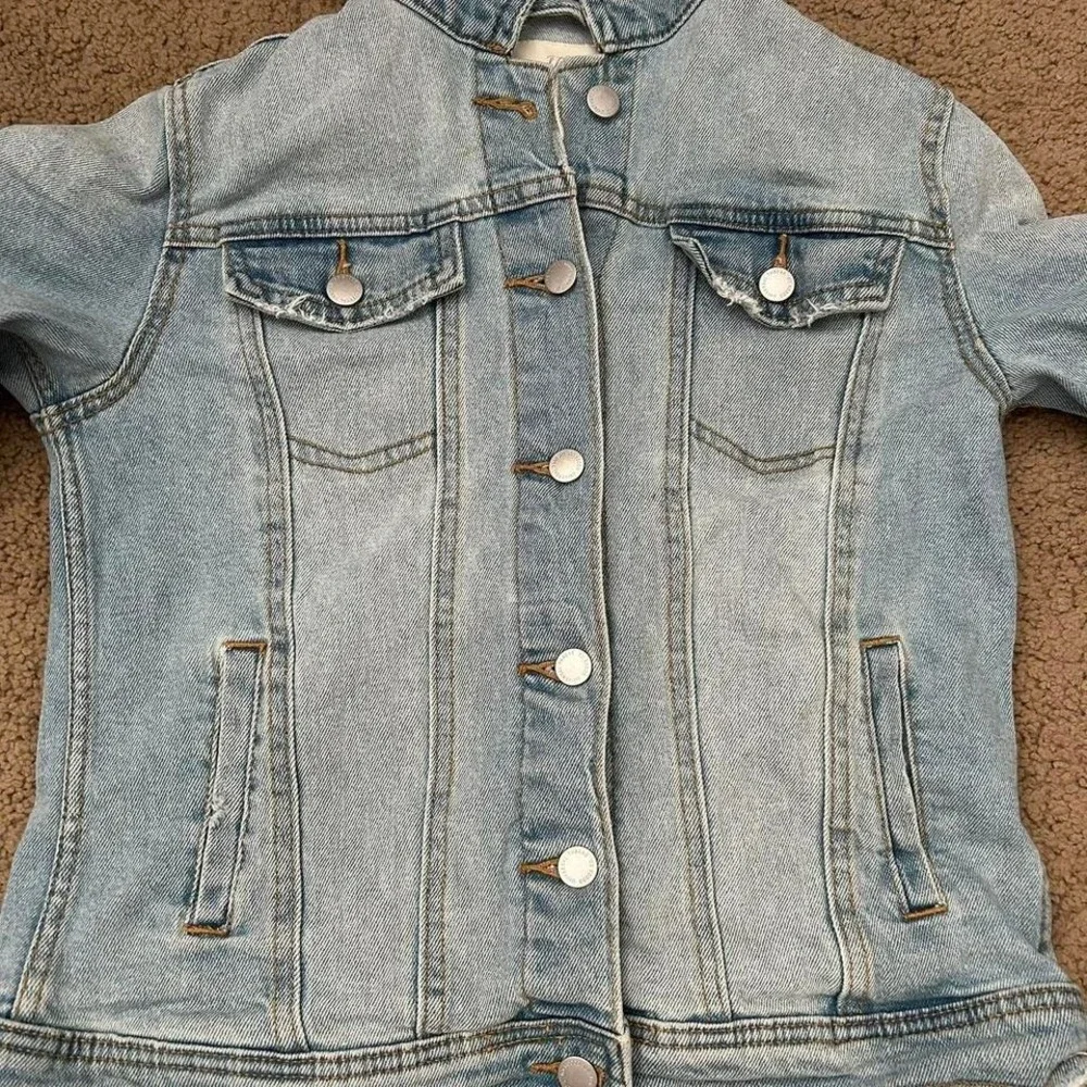 Youth Medium/ Adult XS Light wash denim jacket‎ with white stitching details